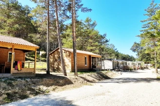 Camping La Pinatelle 2*, Camping 2* à Saint Auban (Alpes Maritimes) - Location Chalet pour 5 personnes - Photo N°3