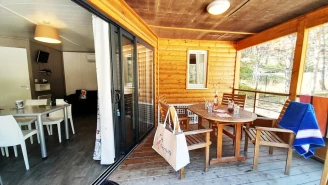 Camping La Pinatelle 2*, Camping 2* à Saint Auban (Alpes Maritimes) - Location Chalet pour 5 personnes - Photo N°4