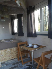 Camping de la Gères 3*, Camping 3* à Surgères (Charente Maritime) - Location Cabane pour 2 personnes - Photo N°4