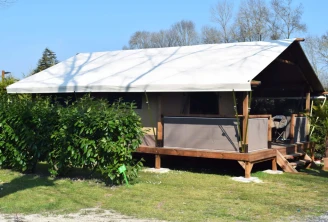 Camping de la Gères 3*, Camping 3* à Surgères (Charente Maritime) - Location Tente équipée pour 5 personnes - Photo N°2