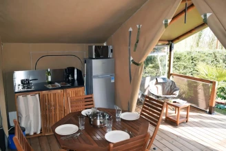 Camping de la Gères 3*, Camping 3* à Surgères (Charente Maritime) - Location Tente équipée pour 5 personnes - Photo N°4
