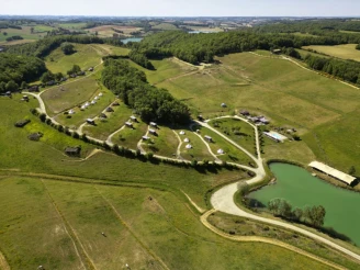 Domaine d'Escapa 4*, Camping 4* à Estipouy (Gers) - Location Roulotte pour 2 personnes - Photo N°3