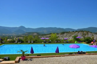 Camping Les Hauts de Rosans 4*, Camping 4* à Rosans (Hautes Alpes) - Location Cabane pour 4 personnes - Photo N°2