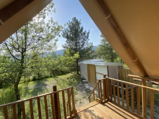 Camping Les Hauts de Rosans 4*, Camping 4* à Rosans (Hautes Alpes) - Location Cabane pour 4 personnes - Photo N°3