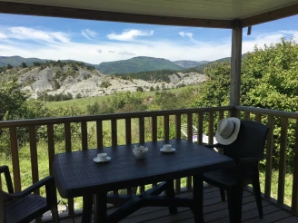 Camping Les Hauts de Rosans 4*, Camping 4* à Rosans (Hautes Alpes) - Location Mobil Home pour 4 personnes - Photo N°3