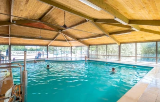 Camping des Lacs - 4*, Camping 4* à Pressignac (Charente) - Location Bungalow pour 4 personnes - Photo N°2