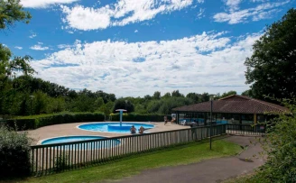 Camping des Lacs - 4*, Camping 4* à Pressignac (Charente) - Location Bungalow pour 4 personnes - Photo N°3
