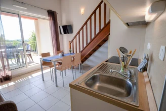  Résidence du Château de Jouarres 3*, Camping 3* à Azille (Aude) - Location Appartement pour 4 personnes - Photo N°3
