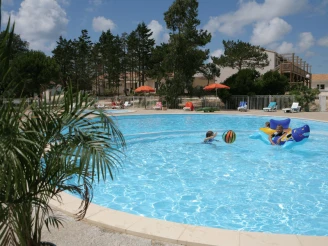Camping Les Sables Vigniers 3*, Camping 3* à Saint Georges d'Oléron (Charente Maritime) - Location Appartement pour 2 personnes - Photo N°2