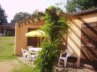 Village Camping LES VIGNES - 3*, Camping 3* à Puy l'Évêque (Lot) - Location Gite pour 4 personnes - Photo N°4