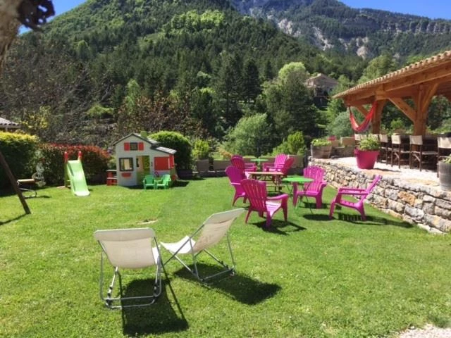 Camping Calme et Nature 3*, Camping 3* à Castellane (Alpes de Haute Provence) - Location Chalet pour 4 personnes - Photo N°12