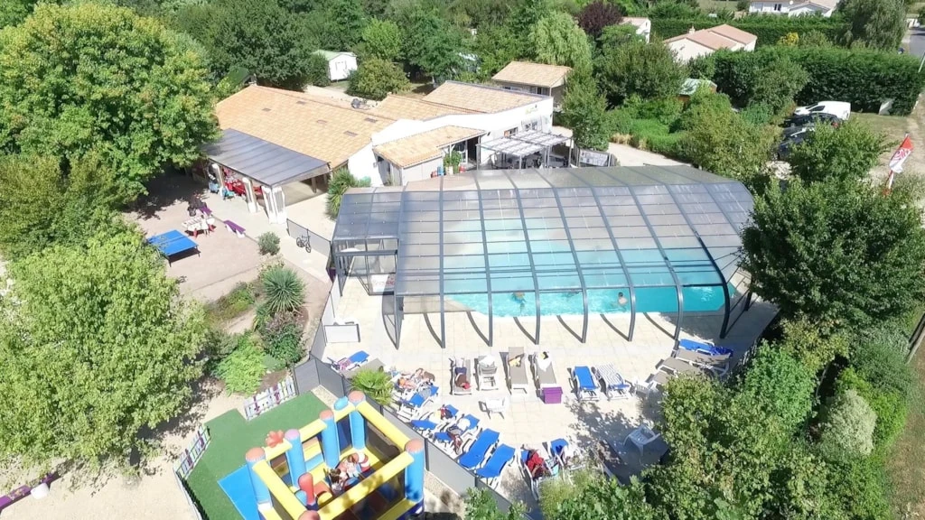 Camping Les Charmes - 4*, Camping 4* à Apremont (Vendée) - Location Chalet pour 8 personnes - Photo N°2