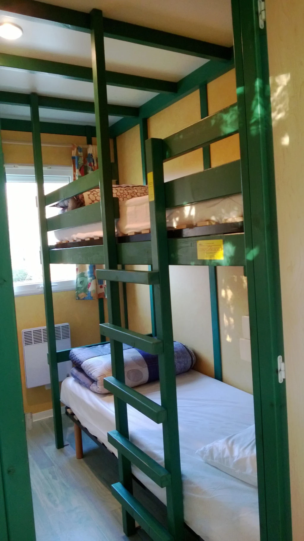 Camping Les Charmes - 4*, Camping 4* à Apremont (Vendée) - Location Chalet pour 8 personnes - Photo N°6
