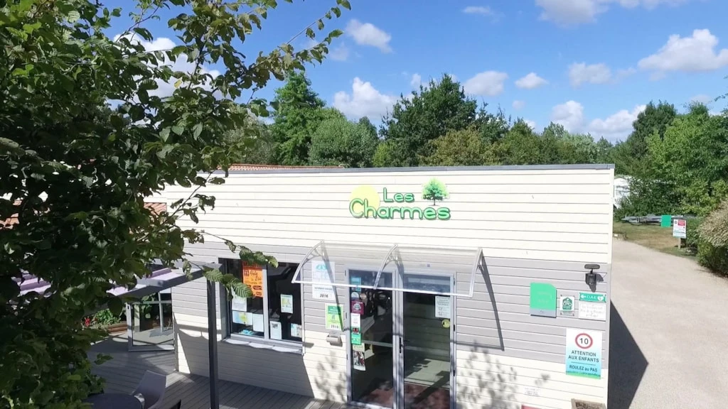 Camping Les Charmes - 4*, Camping 4* à Apremont (Vendée) - Location Chalet pour 8 personnes - Photo N°14