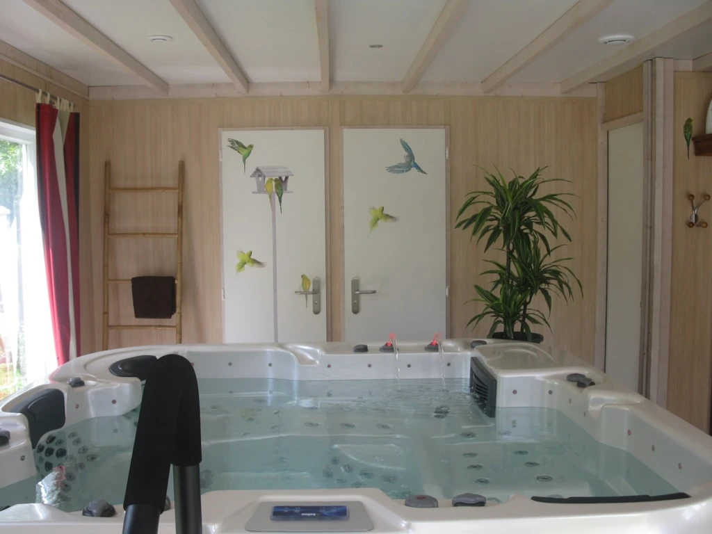 Camping Les Charmes - 4*, Camping 4* à Apremont (Vendée) - Location Chalet pour 8 personnes - Photo N°16