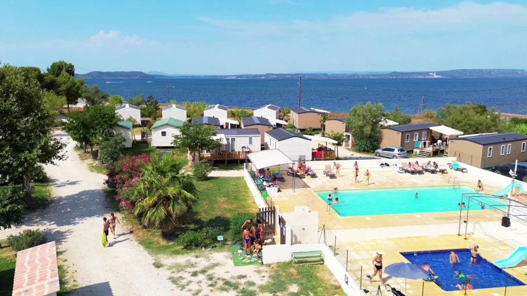 Camping Félix de la Bastide 3*, Camping 3* à Saint Mitre les Remparts (Bouches du Rhône) - Location Mobil Home pour 6 personnes - Photo N°2