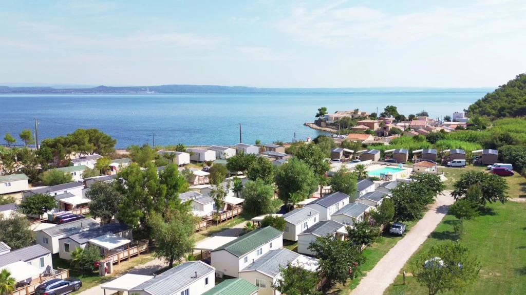 Camping Félix de la Bastide 3*, Camping 3* à Saint Mitre les Remparts (Bouches du Rhône) - Location Mobil Home pour 6 personnes - Photo N°9