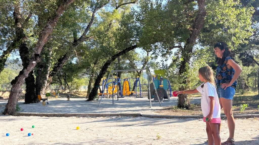 Camping La Célestine 3*, Camping 3* à Beynes (Alpes de Haute Provence) - Location Mobil Home pour 4 personnes - Photo N°15