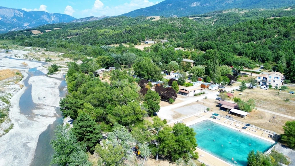 Camping La Célestine 3*, Camping 3* à Beynes (Alpes de Haute Provence) - Location Mobil Home pour 8 personnes - Photo N°2
