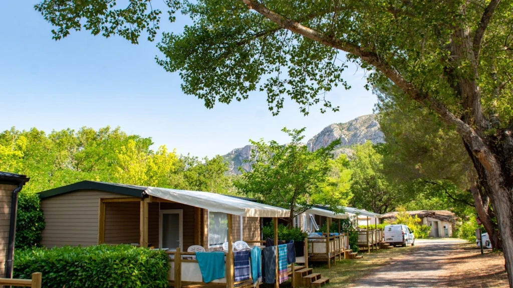 Camping Le Saint Clair 3*, Camping 3* à Moustiers Sainte Marie (Alpes de Haute Provence) - Location Mobil Home pour 4 personnes - Photo N°12