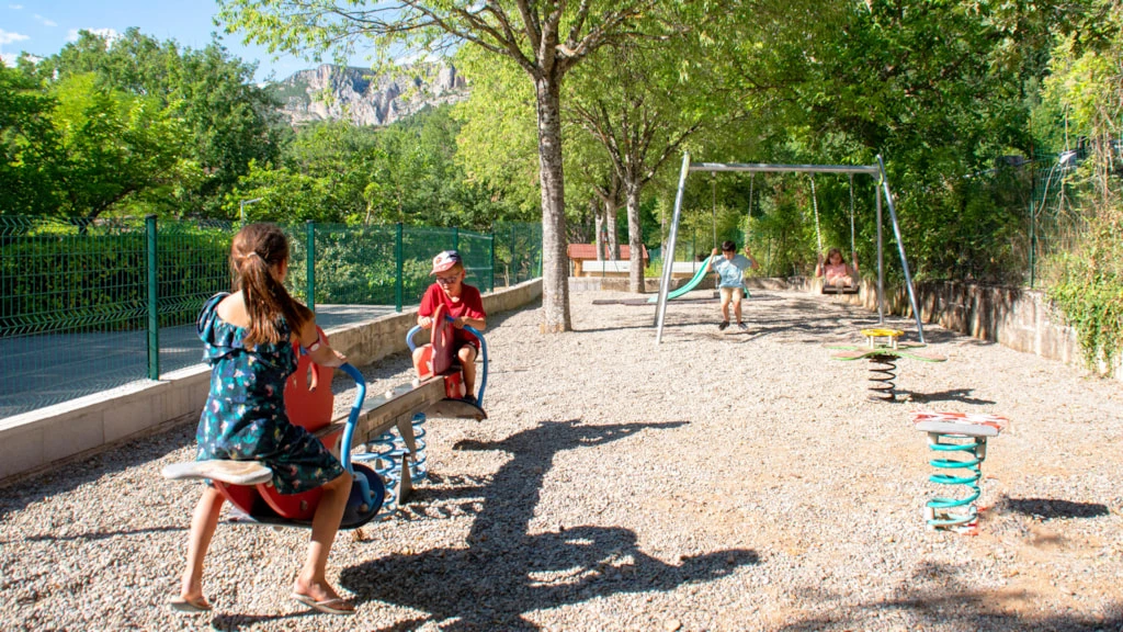Camping Le Saint Clair 3*, Camping 3* à Moustiers Sainte Marie (Alpes de Haute Provence) - Location Mobil Home pour 4 personnes - Photo N°14