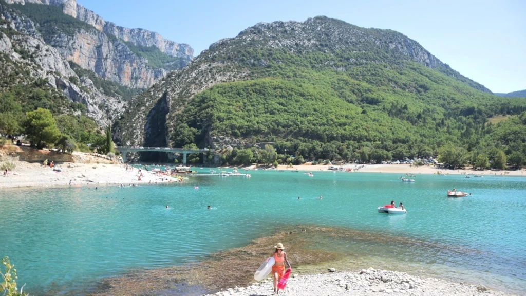 Camping Le Saint Clair 3*, Camping 3* à Moustiers Sainte Marie (Alpes de Haute Provence) - Location Mobil Home pour 4 personnes - Photo N°17
