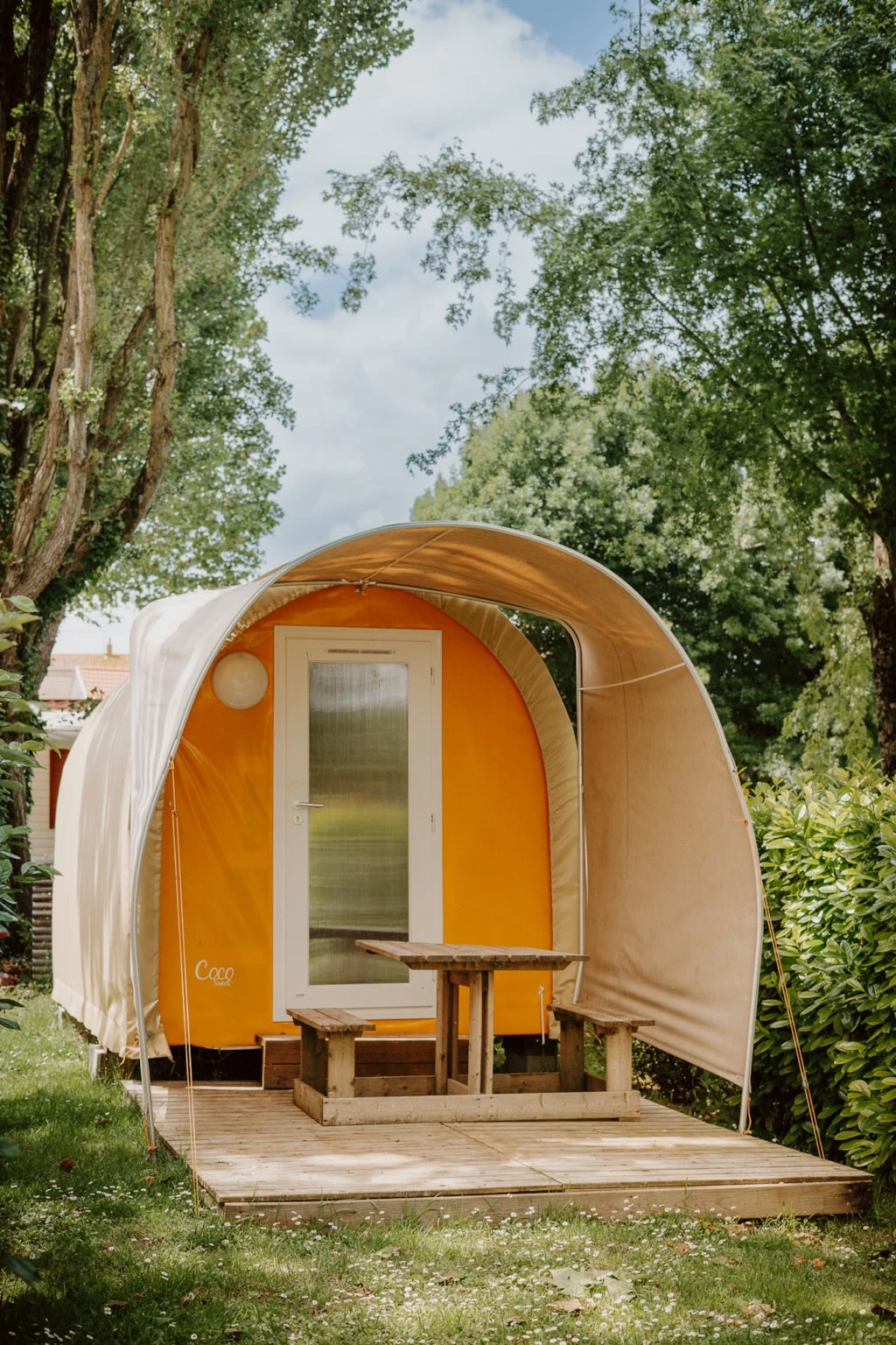 Camping de la Gères 3*, Camping 3* à Surgères (Charente Maritime) - Location Tente équipée pour 2 personnes - Photo N°2