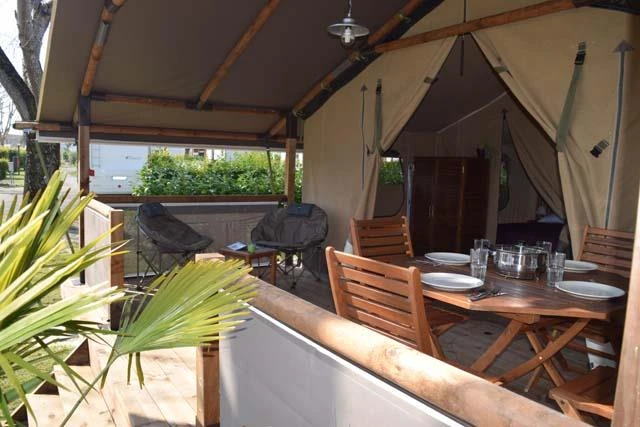 Camping de la Gères 3*, Camping 3* à Surgères (Charente Maritime) - Location Tente équipée pour 5 personnes - Photo N°5