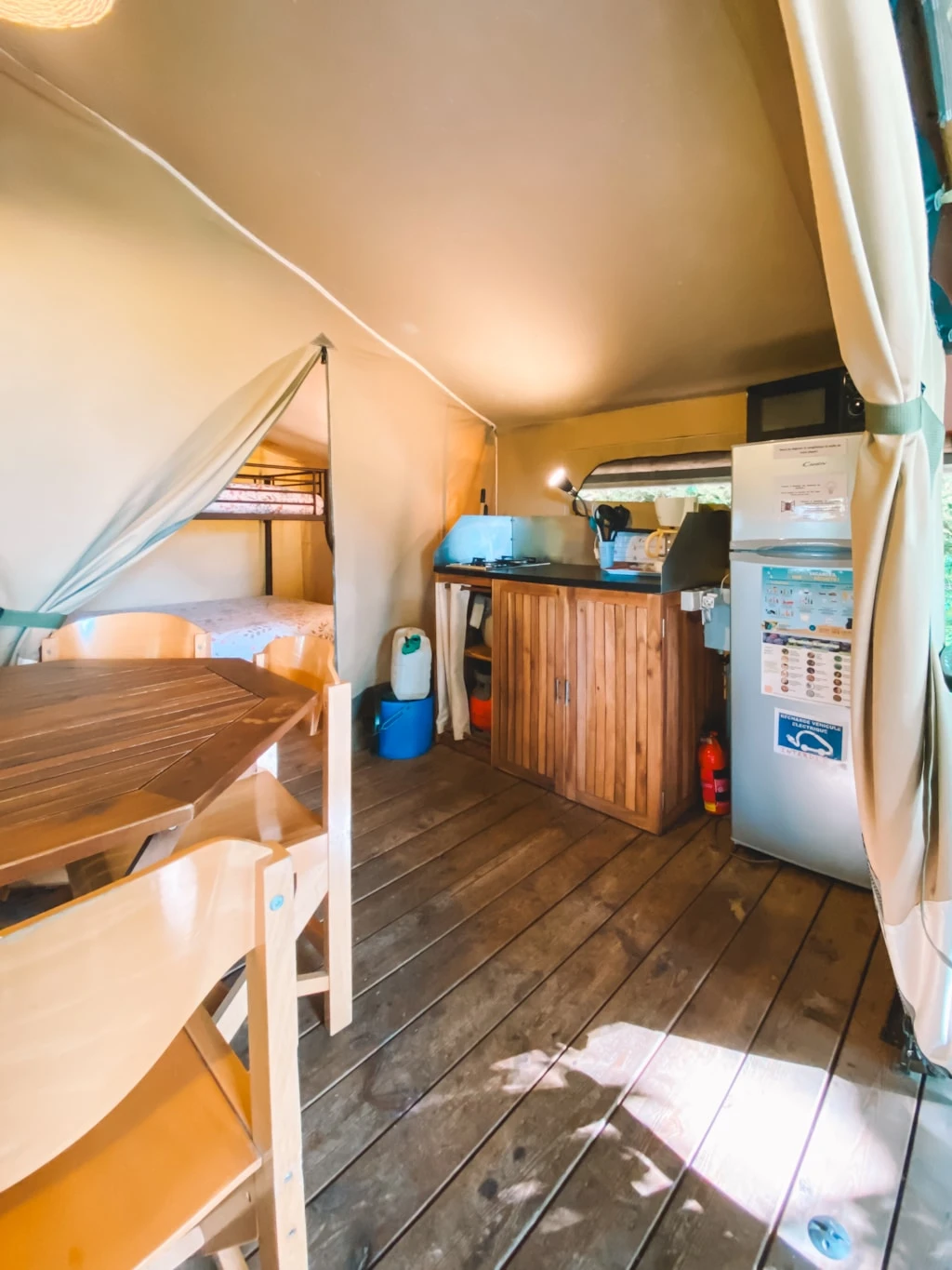 Camping de la Gères 3*, Camping 3* à Surgères (Charente Maritime) - Location Tente équipée pour 5 personnes - Photo N°8
