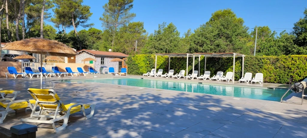 Camping le Devançon 3*, Camping 3* à Peynier (Bouches du Rhône) - Location Mobil Home pour 4 personnes - Photo N°2