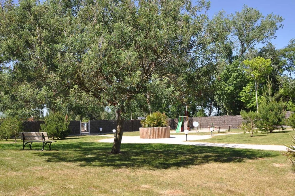 Domaine des Pins - 4*, Camping 4* à Saint Hilaire de Riez (Vendée) - Location Appartement pour 4 personnes - Photo N°6