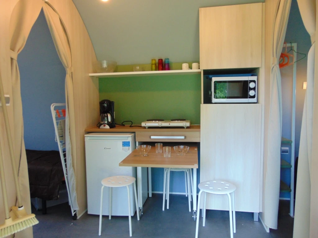 Camping Beauchêne - 3*, Camping 3* à Avrillé (Vendée) - Location Tente équipée pour 4 personnes - Photo N°4