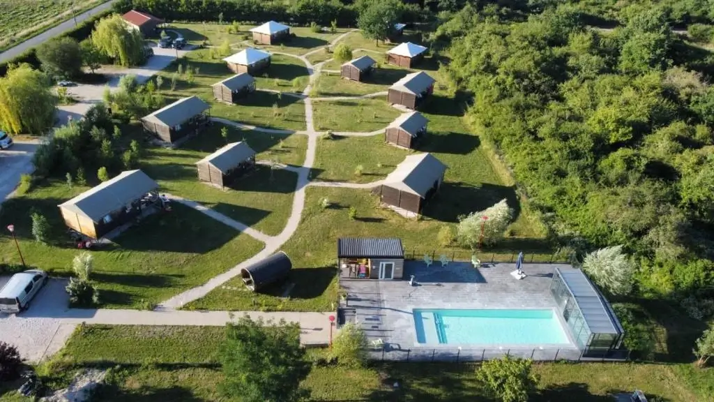 Lodges de Blois-Chambord 3*, Camping 3* à Mont près Chambord (Loir et Cher) - Location Chalet pour 5 personnes - Photo N°8