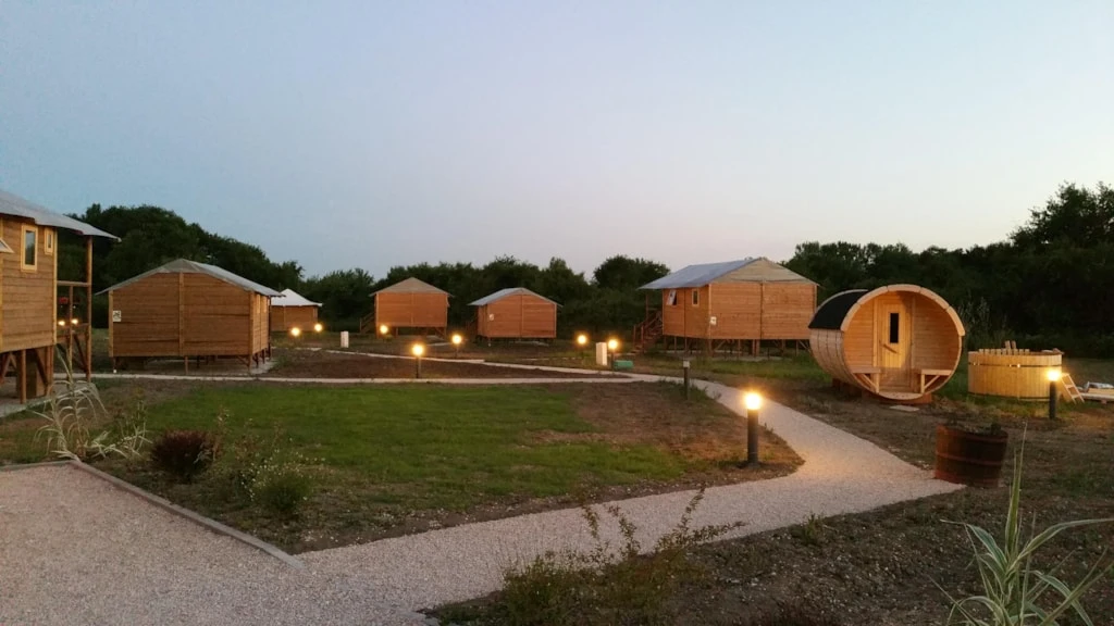 Lodges de Blois-Chambord 3*, Camping 3* à Mont près Chambord (Loir et Cher) - Location Tente équipée pour 2 personnes - Photo N°12