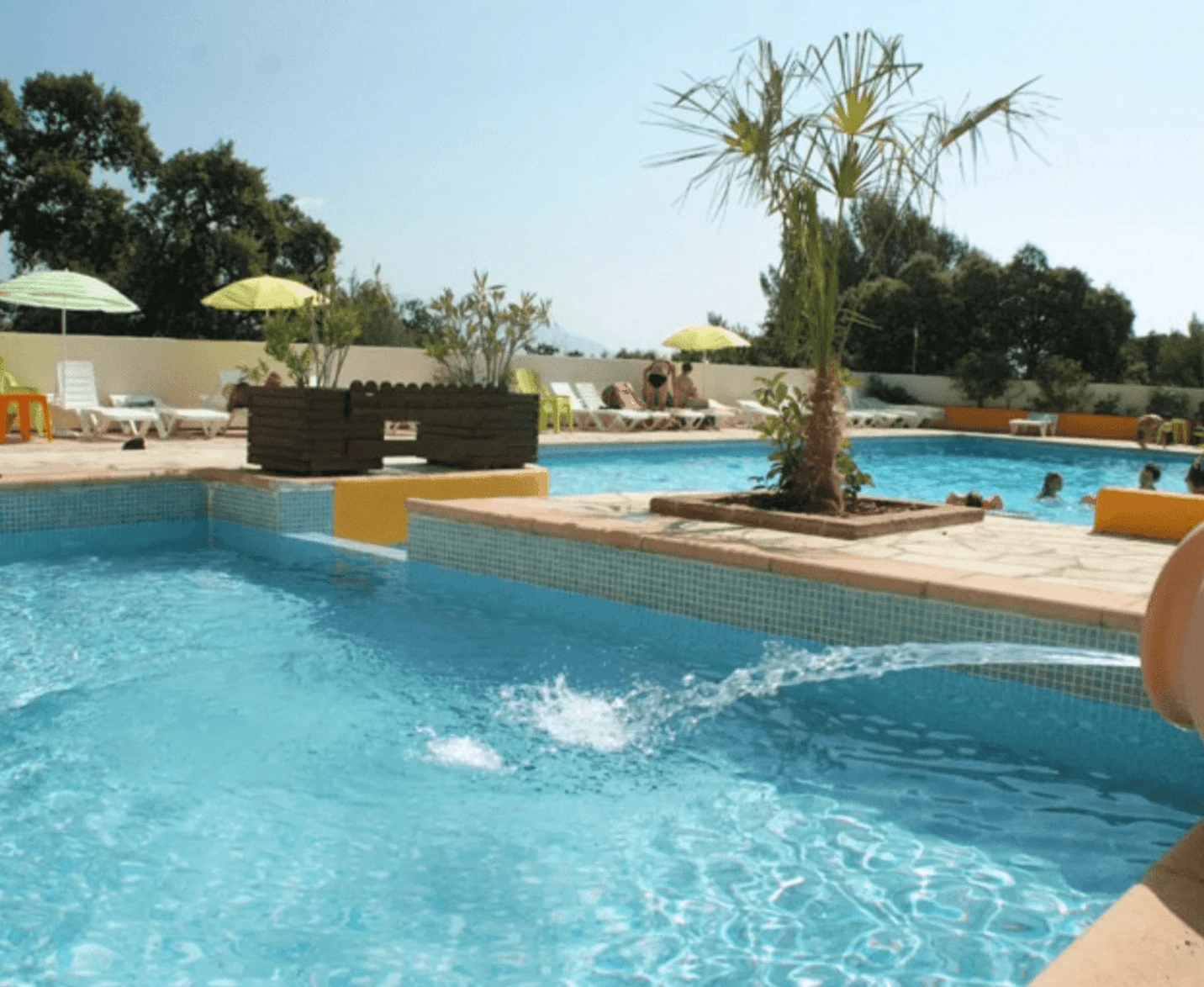 Parc Des Fontanettes - 4*, Camping à La Seyne sur Mer (Var) - Location Chalet pour 5 personnes - Photo N°2