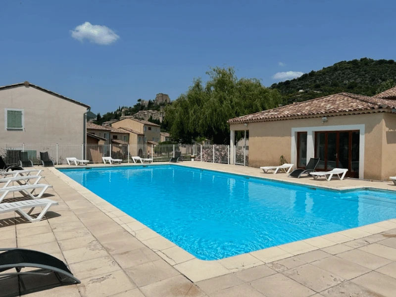 , Camping à Montbrun les Bains (Drôme) - Location Appartement pour 4 personnes - Photo N°2