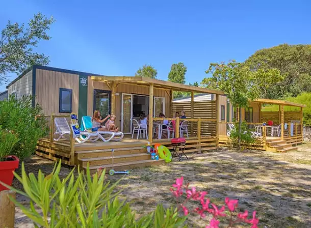 Camping Le Bois d'Amour 4*, Camping 4* à Quiberon (Morbihan) - Location Mobil Home pour 8 personnes - Photo N°2