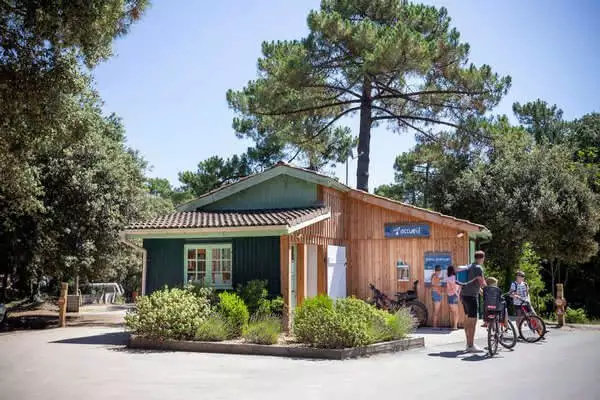 Camping Oléron Les Chênes Verts 4*, Camping 4* à Dolus d'Oléron (Charente Maritime) - Location Tente équipée pour 5 personnes - Photo N°1