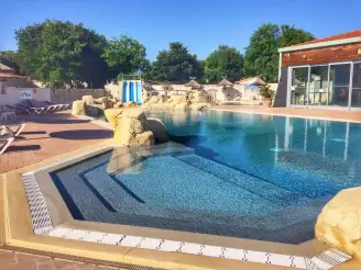 Camping Les Gros Joncs 5*, Camping 5* à Saint Georges d'Oléron (Charente Maritime) - Location Mobil Home pour 4 personnes - Photo N°3