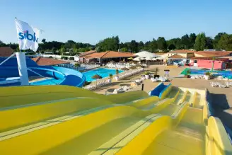 Camping Les Charmettes 4*, Camping 4* à Les Mathes (Charente Maritime) - Location Mobil Home pour 8 personnes - Photo N°3