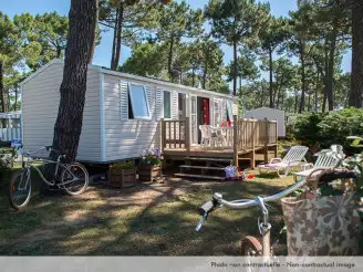 Camping Les Charmettes 4*, Camping 4* à Les Mathes (Charente Maritime) - Location Mobil Home pour 8 personnes - Photo N°1