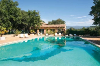 Domaine des Chênes Blancs 3*, Camping 3* à Saint Saturnin lès Apt (Vaucluse) - Location Bungalow pour 5 personnes - Photo N°1