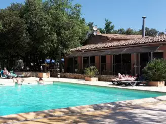 Domaine des Chênes Blancs 3*, Camping 3* à Saint Saturnin lès Apt (Vaucluse) - Location Bungalow pour 5 personnes - Photo N°3