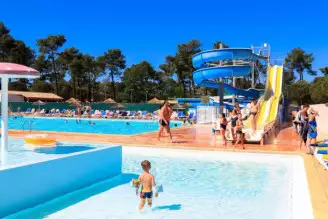Camping Côté Ô La Palmyre 4*, Camping 4* à Les Mathes (Charente Maritime) - Location Chalet pour 4 personnes - Photo N°4