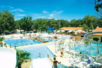 Camping Domaine Les Charmilles 4*, Camping 4* à Saint Laurent de la Prée (Charente Maritime) - Location Mobil Home pour 6 personnes - Photo N°3