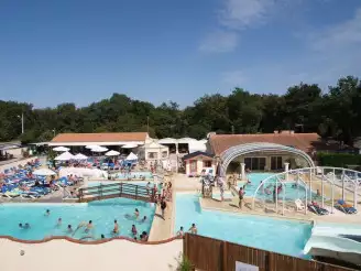 Camping Domaine Les Charmilles 4*, Camping 4* à Saint Laurent de la Prée (Charente Maritime) - Location Mobil Home pour 6 personnes - Photo N°4