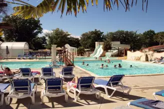 Camping Domaine Les Charmilles 4*, Camping 4* à Saint Laurent de la Prée (Charente Maritime) - Location Mobil Home pour 6 personnes - Photo N°5