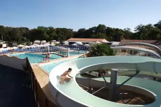 Camping Domaine Les Charmilles 4*, Camping 4* à Saint Laurent de la Prée (Charente Maritime) - Location Mobil Home pour 6 personnes - Photo N°6