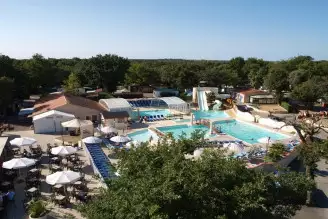 Camping Domaine Les Charmilles 4*, Camping 4* à Saint Laurent de la Prée (Charente Maritime) - Location Mobil Home pour 6 personnes - Photo N°7