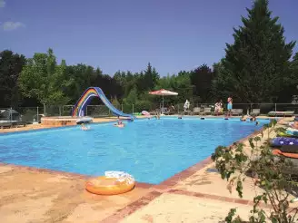 Camping Fontaine du Roc 3*, Camping 3* à Dévillac (Lot et Garonne) - Location Chalet pour 6 personnes - Photo N°2